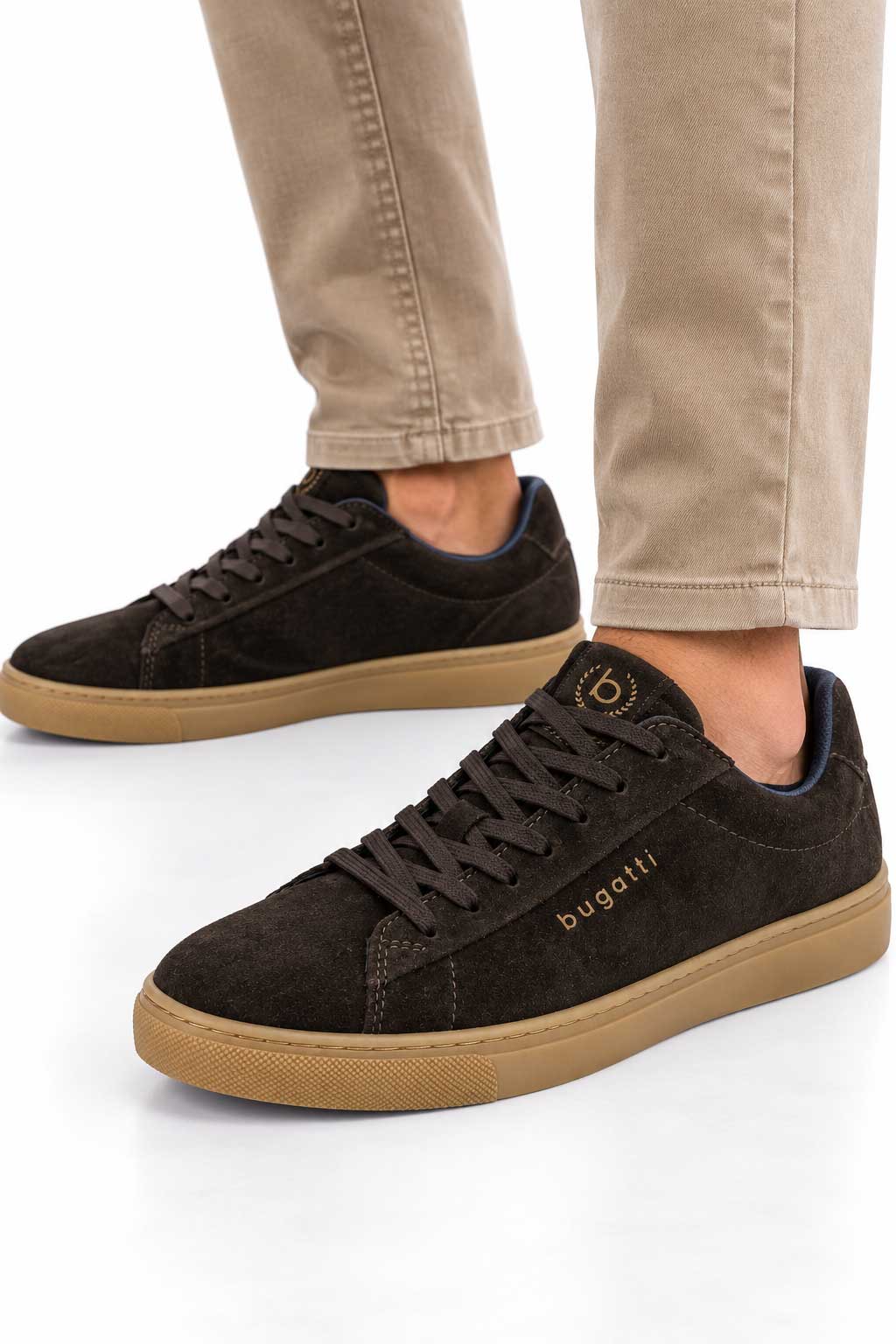 Sneaker-marrone-indossata-